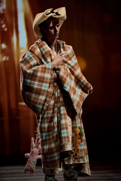 Look 15